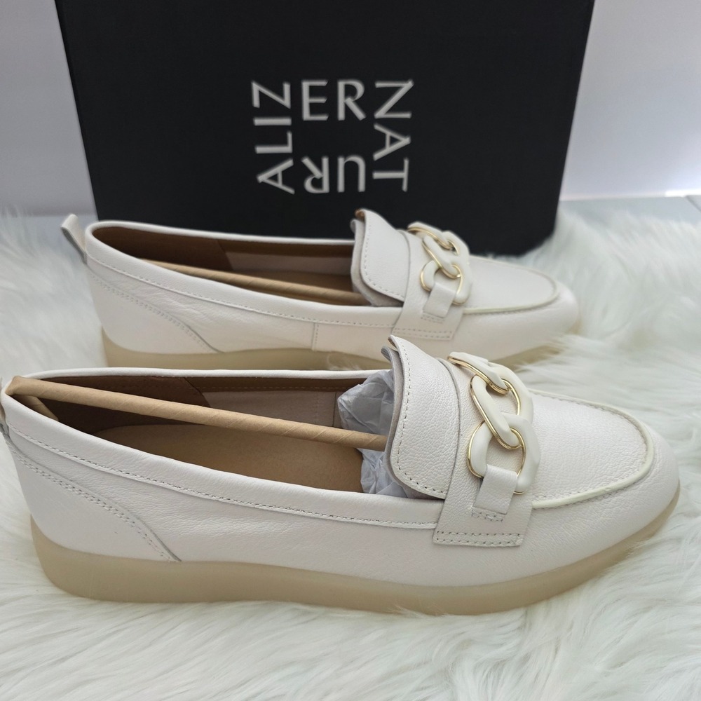Naturalizer Kateri Loafers Womens 10M Warm White Like New Leather Chain Detail